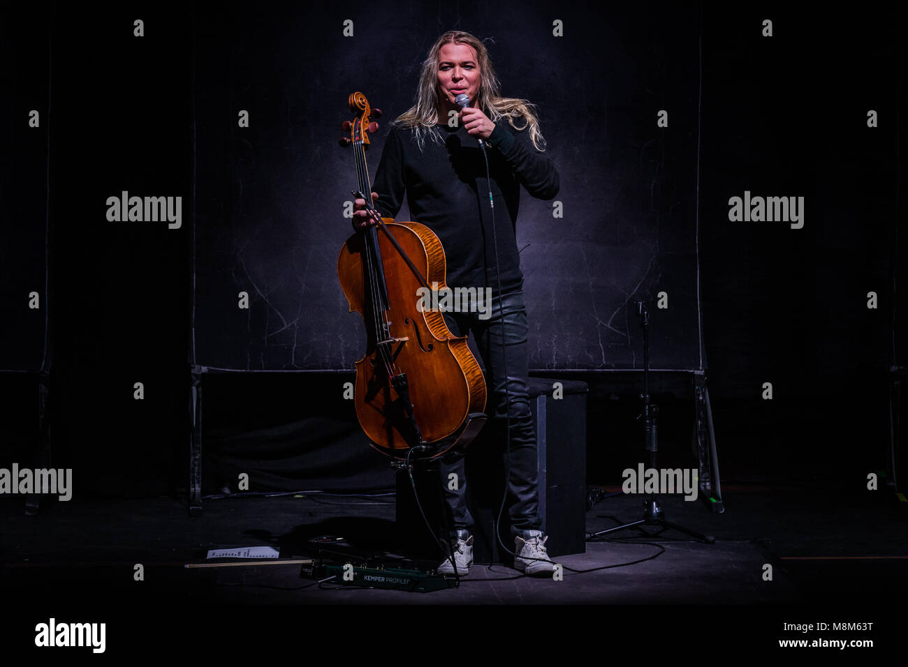 Copenhague, Danemark. 18 Mar, 2018. Le violoncelle finlandais Apocalyptica effectue un concert live at DR Koncerthuset à Copenhague. Ici la violoncelliste et musicien symphonique Eicca Toppinen est vu sur scène. (Photo crédit : Gonzales Photo - Thomas Rasmussen). Gonzales : Crédit Photo/Alamy Live News Banque D'Images