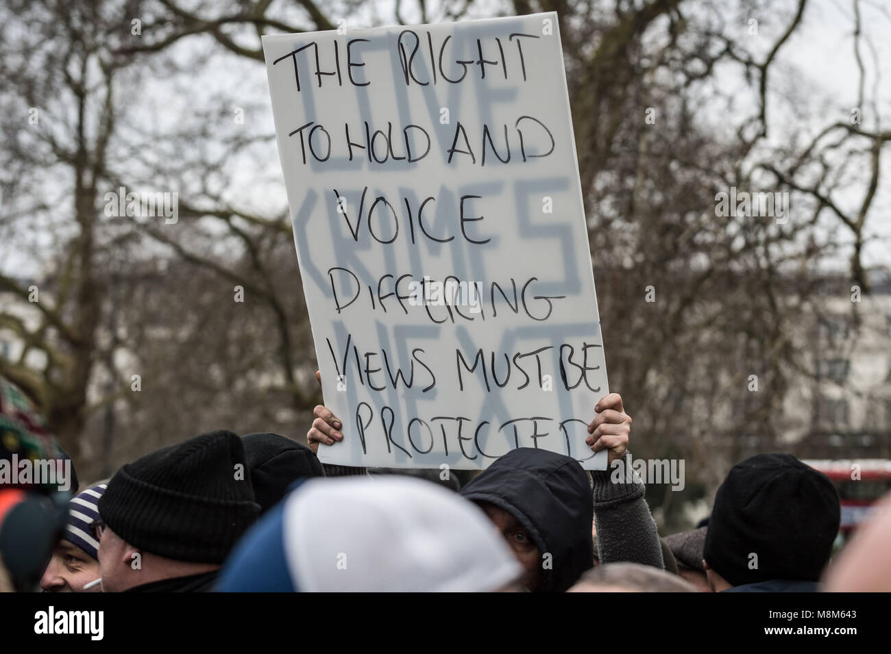 Londres, Royaume-Uni. 18 mars, 2018. Des centaines se rassemblent à Speakers' Corner, Hyde Park en attente d'entendre un discours écrit par génération d'identité Martin Sellner, prononcé par l'ancien leader de l'EDL Tommy Robinson. Crédit : Guy Josse/Alamy Live News Banque D'Images
