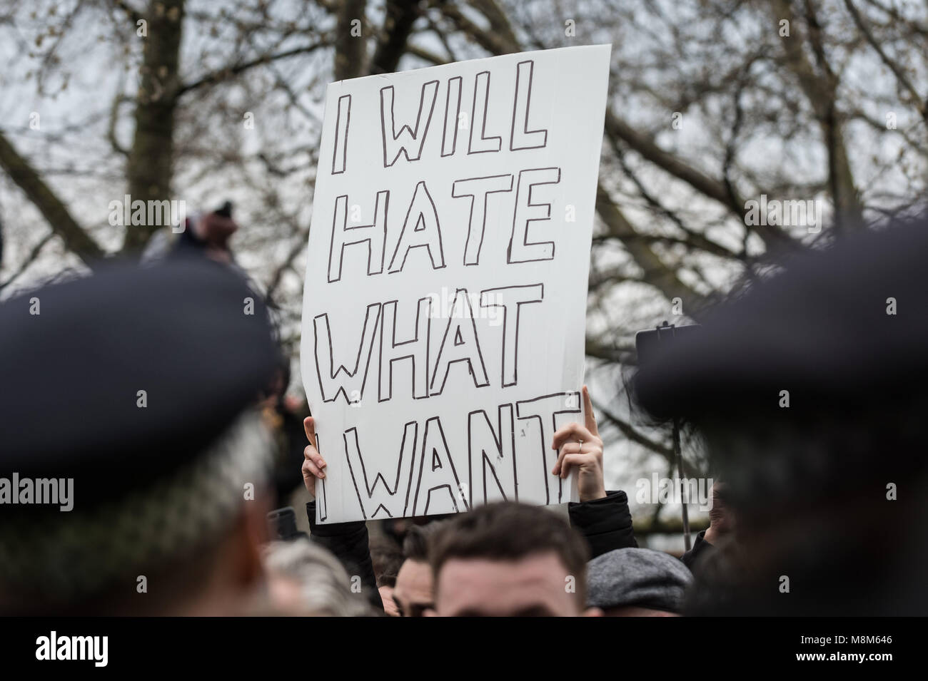 Londres, Royaume-Uni. 18 mars, 2018. Des centaines se rassemblent à Speakers' Corner, Hyde Park en attente d'entendre un discours écrit par génération d'identité Martin Sellner, prononcé par l'ancien leader de l'EDL Tommy Robinson. Crédit : Guy Josse/Alamy Live News Banque D'Images