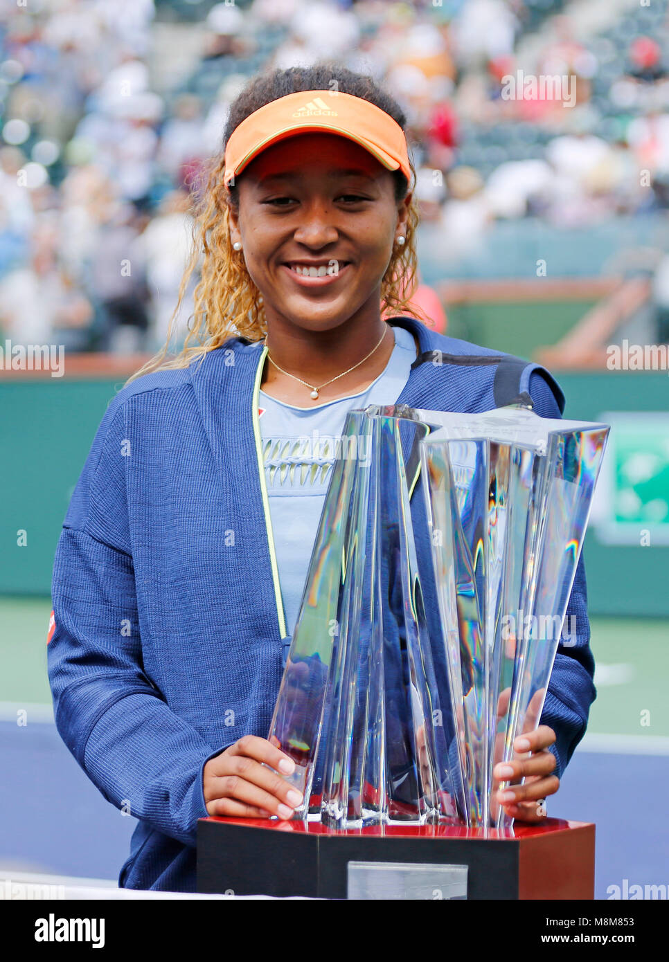 Indian Wells, Etats-Unis. 18 Mar, 2018. Naomi Osaka (JPN) pose avec le  trophée après avoir remporté son match contre Daria Kasatkina (RUS) lors de  la finale de la femme du BNP Paribas