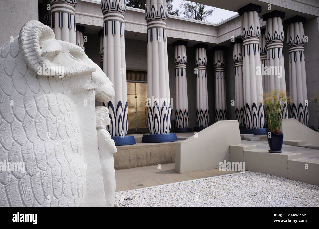 Sphinx à tête de bélier l'extérieur de la ligne d'entrée du musée égyptien rosicrucien à San Jose, Californie, USA. Banque D'Images