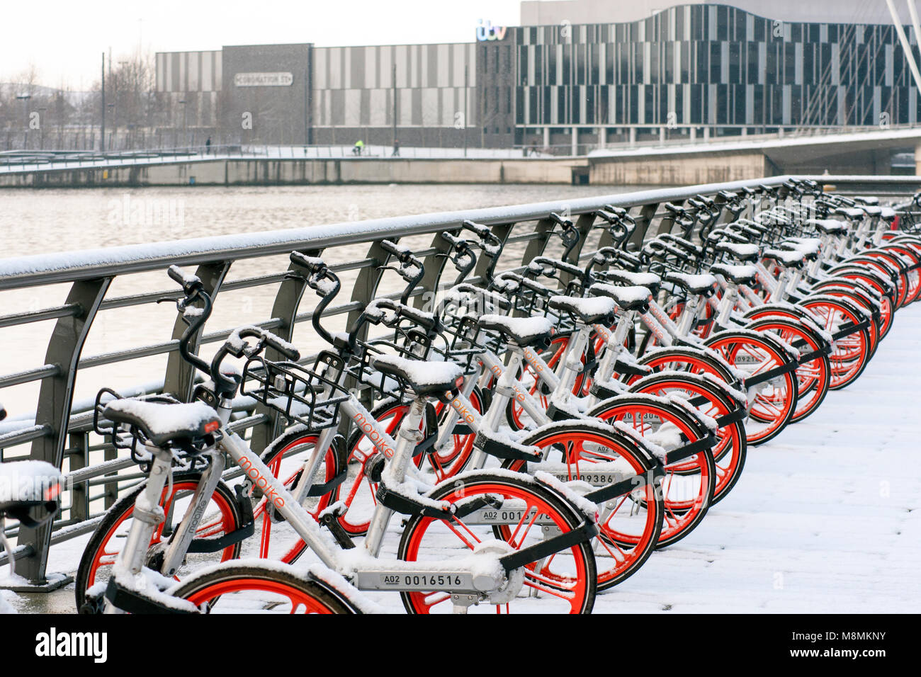 Mobikes dans la neige Salford Quays Banque D'Images