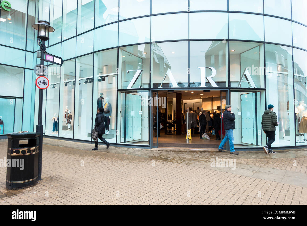 La boutique de vente au détail de mode Zara à Windsor, Royaume-Uni. Le  magasin vend des vêtements et des vêtements. chers Photo Stock - Alamy