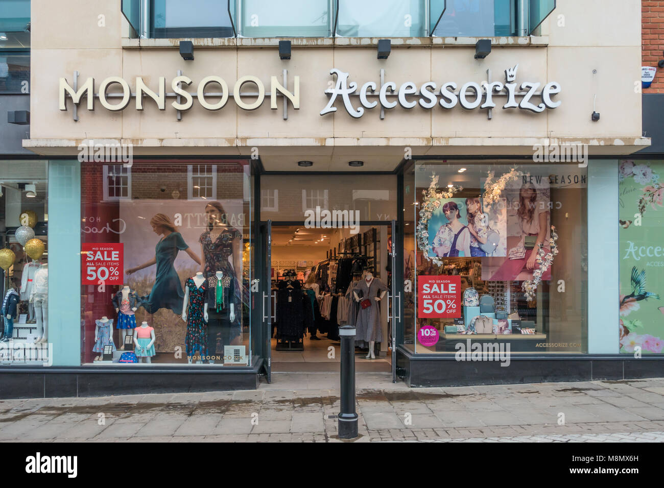 Accessorize clothes accessories shop store Banque de photographies et  d'images à haute résolution - Alamy