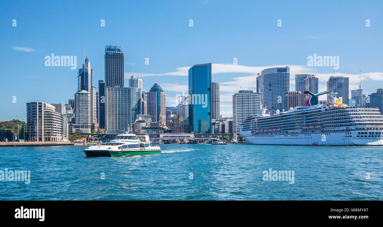 Vue d'harbourside de Sydney Cove à Circular Quay, le Sydney city skyline, ferry Supercat Susie O'Neill et bateau de croisière Carnival Spirit amarrée au th Banque D'Images