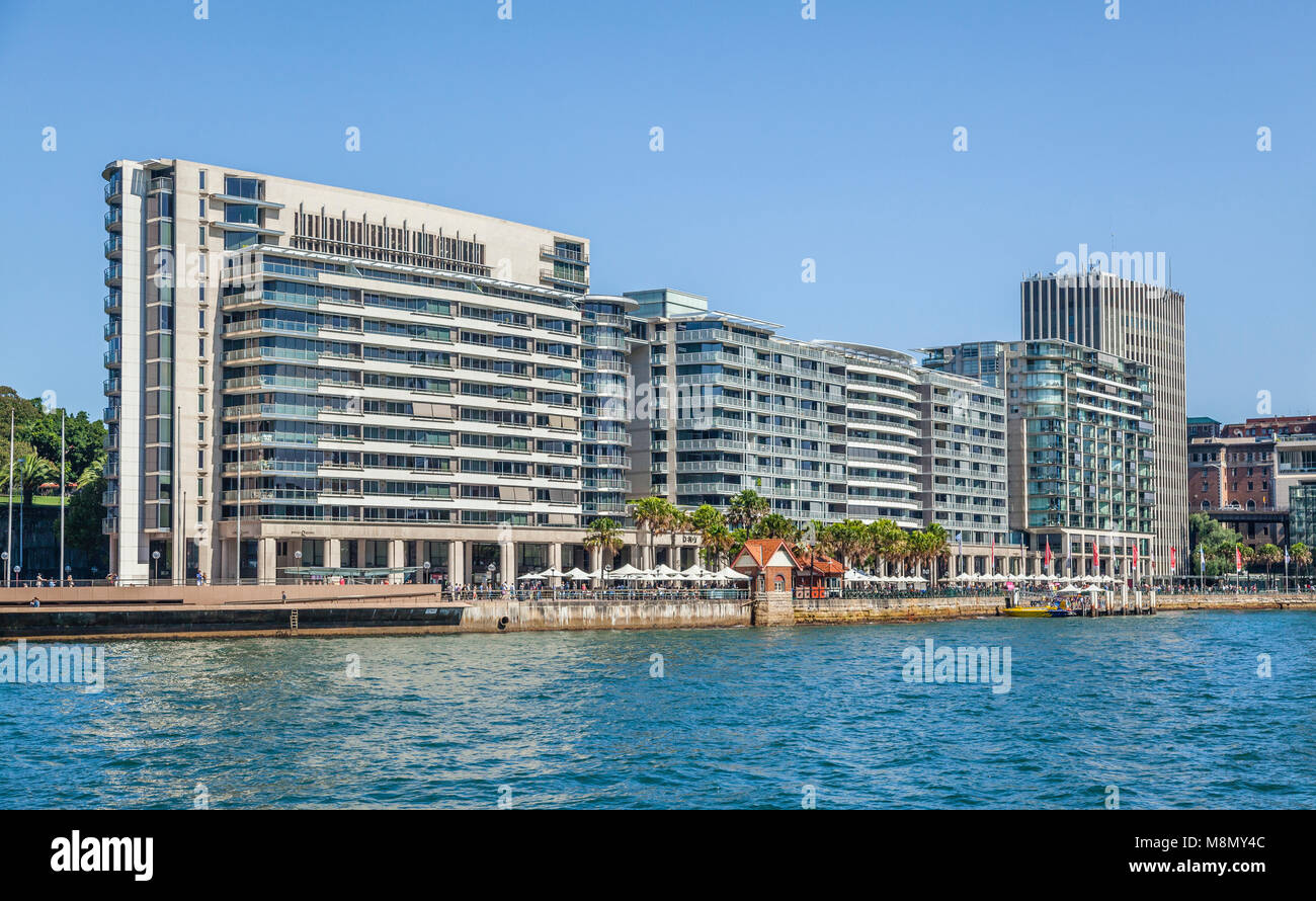 Vue du quai circulaire colonaded sur Sydney Cove avec magasins et restaurants, la péninsule et coloniale Mirvac vacances complexes a été surnommé 'T Banque D'Images