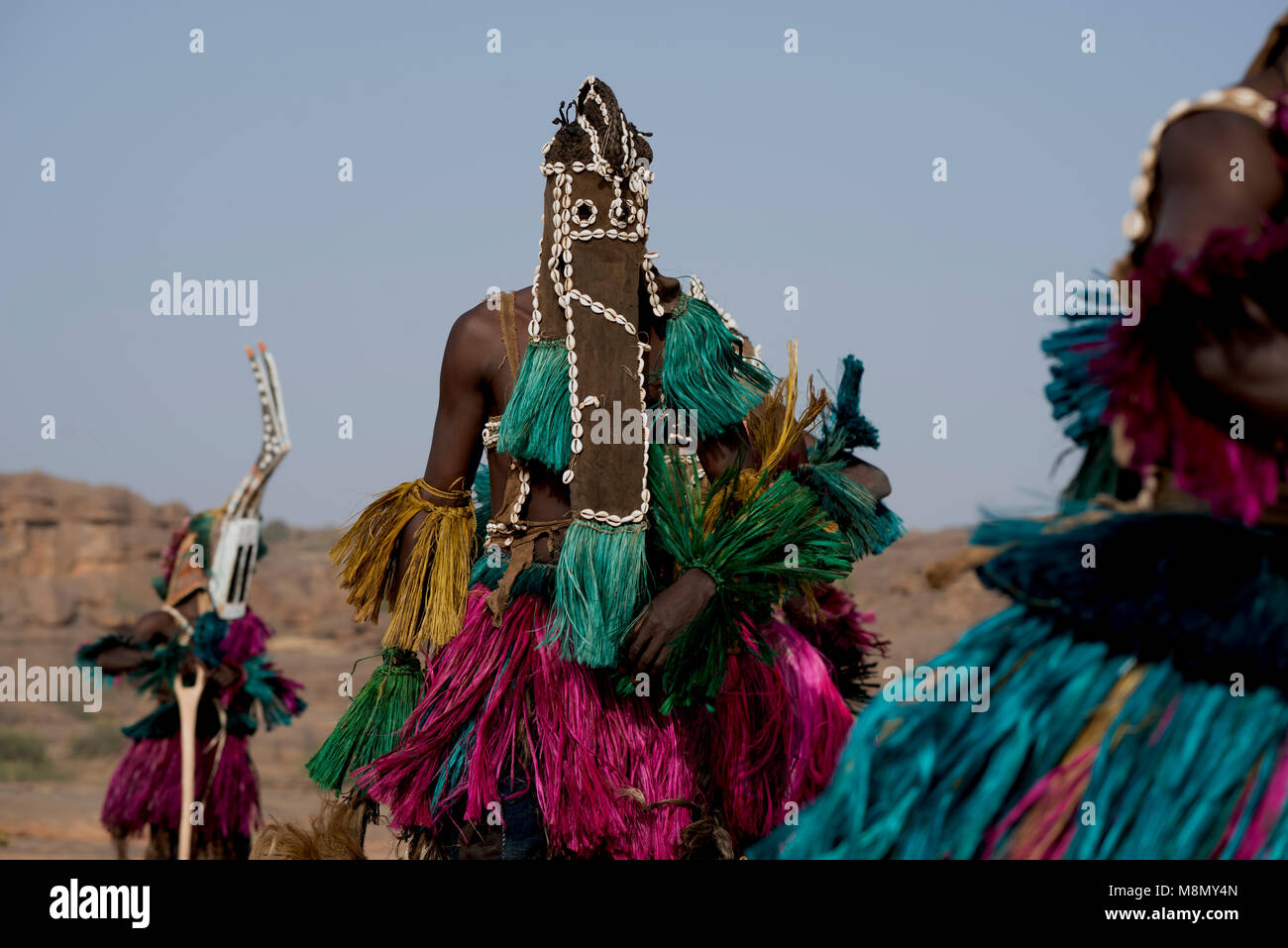 Un homme portant une longue Dogon, masque traditionnel à une danse tribale, de cérémonie. Pays dogon, Mali, Afrique de l'Ouest. Banque D'Images