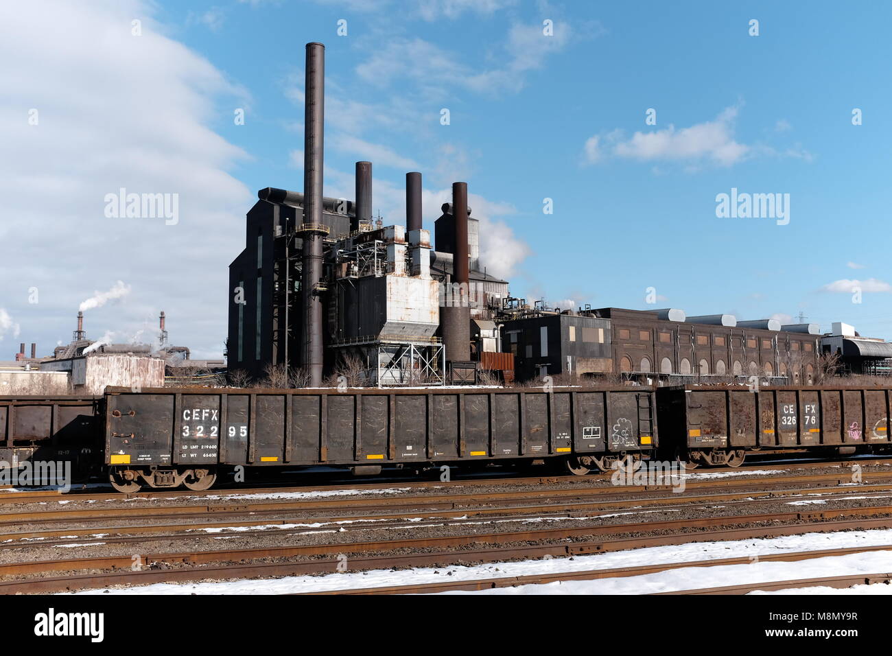 Un fonctionnement steelyard et l'usine dans le midwest rust belt ville de Cleveland (Ohio) est indiqué sur l'image début mars 2018 après-midi. Banque D'Images