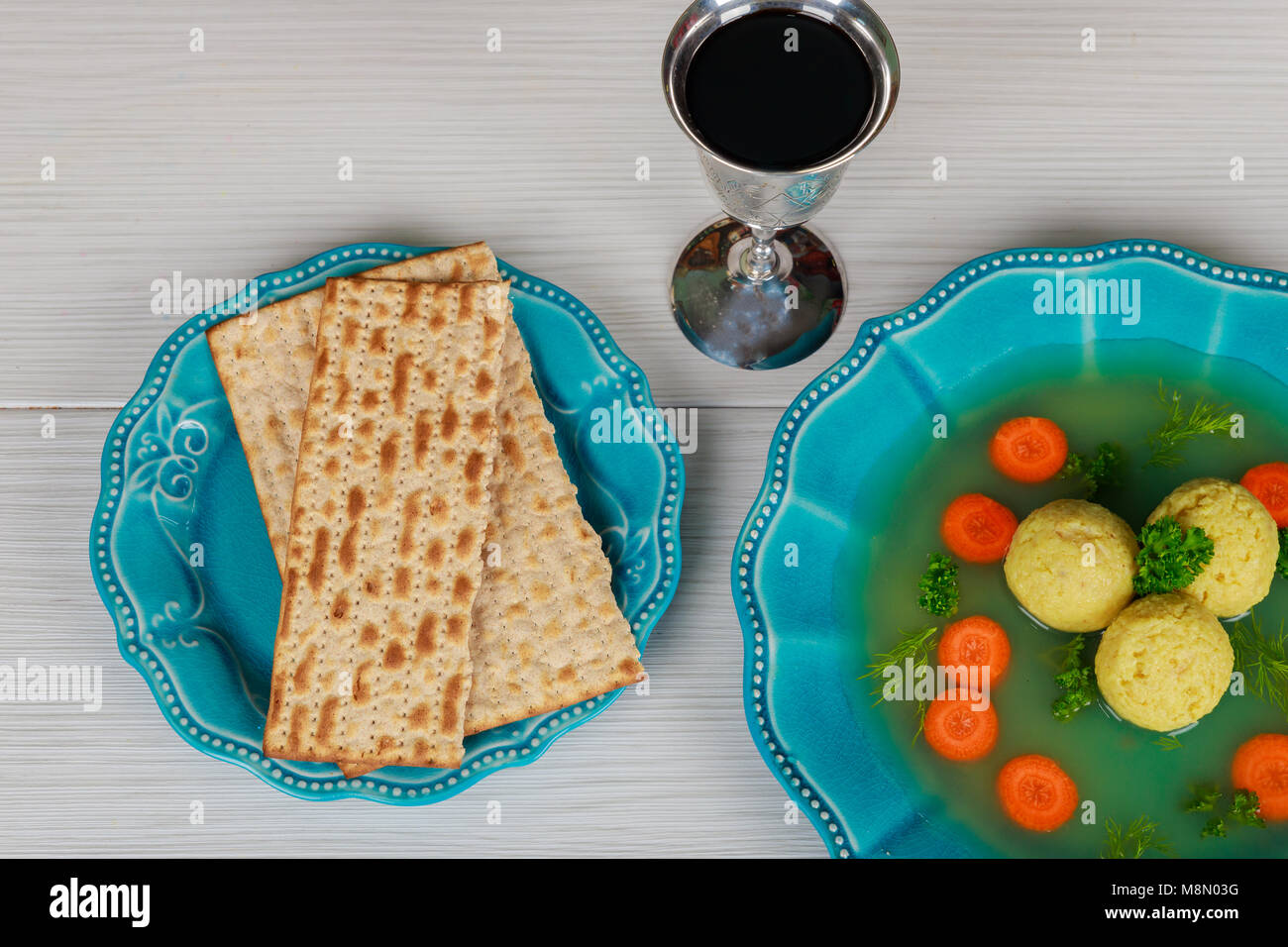 La pâque juive traditionnelle matzah plat servi avec soupe à la matsa, symboles pour la Pâque juive Pessah holiday Banque D'Images