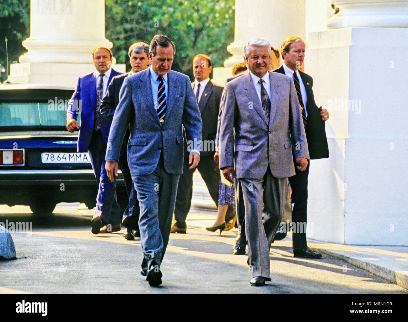 Le président des États-Unis George H. W. Bush dit adieu au Président Boris Eltsine, de la Fédération de Russie sur le portique nord de la Maison Blanche à Washington, DC Le 18 juin 1992. Credit : Ron Sachs / CNP /MediaPunch Banque D'Images