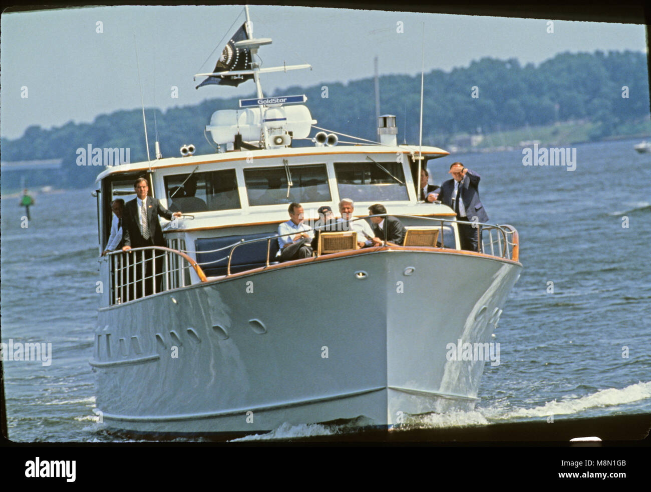 Le président des États-Unis George H. W. Bush et le président Boris Eltsine, de la Fédération de Russie, faire une balade en bateau sur la rivière Severn dans le Maryland le 17 juin 1992. Credit : Ron Sachs / CNP /MediaPunch Banque D'Images