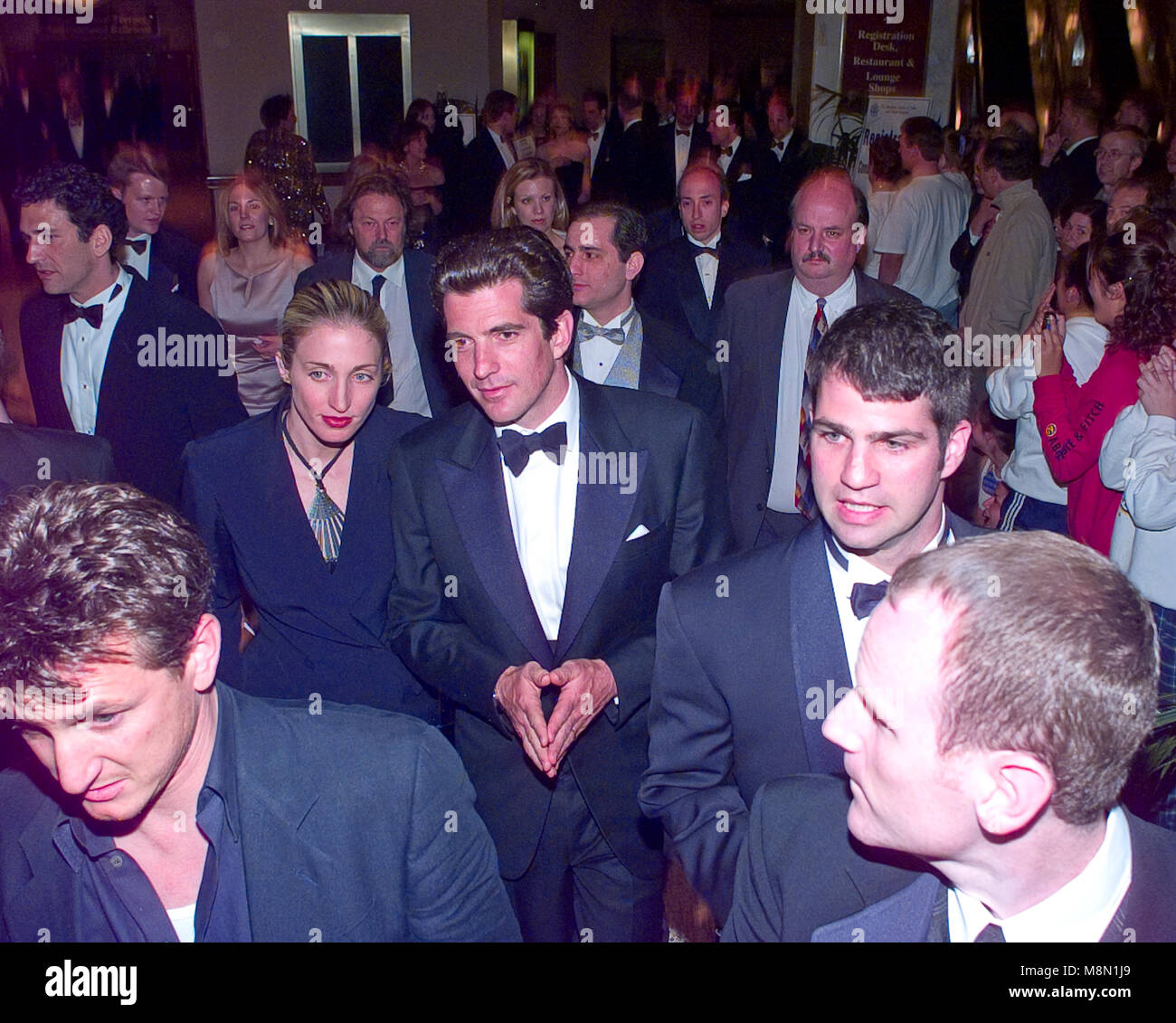 L'acteur Sean Penn, en bas à gauche, et John F. Kennedy, Jr. et son épouse, Carolyn Bessette Kennedy s'écarter le 1999 White House Correspondents Association Dîner à l'hôtel Hilton de Washington à Washington, D.C. le 1 er mai 1999. Credit : Ron Sachs / CNP /MediaPunch Banque D'Images