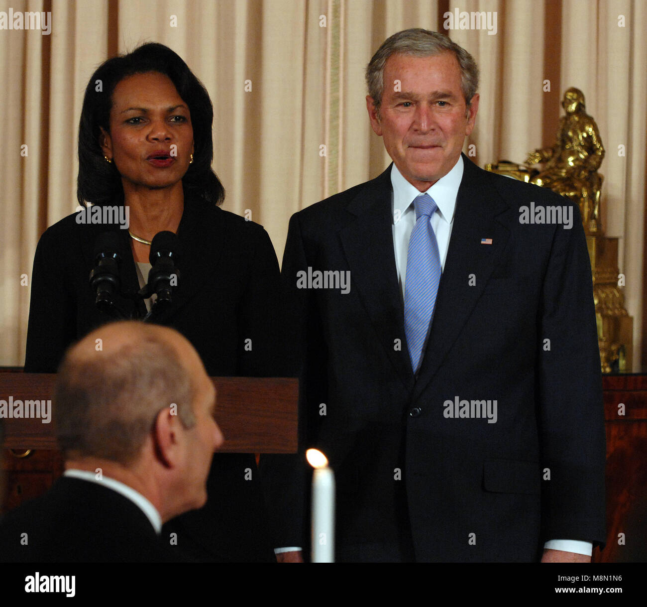 Washington, D.C. - 26 novembre 2007 -- La secrétaire d'État des États-Unis, Condoleezza Rice, introduit le président des États-Unis George W. Bush avant qu'il propose un toast lors d'un dîner au département d'Etat à Washington à la veille d'une conférence de paix au Moyen-Orient le 26 novembre 2007. Bush est le président palestinien Mahmoud Abbas d'hébergement (pas sur la photo) et le Premier Ministre israélien, Ehud Olmert (à gauche). .Crédit : Roger L. Wollenberg - Piscine via CNP /MediaPunch Banque D'Images