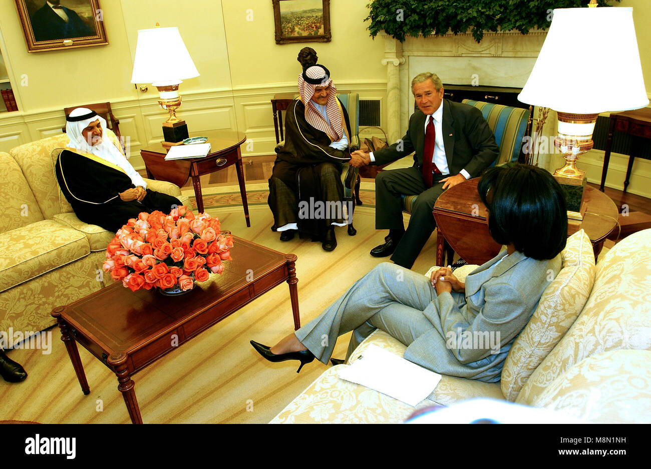 Le président des États-Unis George W. Bush rencontre le Prince Saud al-Faisal, Ministre des affaires étrangères de l'Arabie saoudite dans le bureau ovale de la Maison Blanche à Washington, D.C. le 23 juillet 2006. De gauche à droite : le Prince Turki al-Faisal, l'Ambassadeur d'Arabie saoudite aux Etats-Unis, le Prince Saud al-Faisal, Ministre saoudien des affaires étrangères ; le président Bush, et le secrétaire d'État Condoleezza Rice..Credit : Ron Sachs / CNP /MediaPunch Banque D'Images