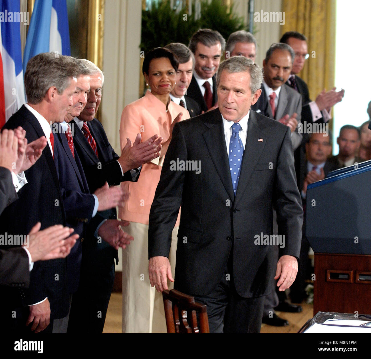 Washington, D.C. - 2 août 2005 -- Le président des États-Unis George W. Bush se prépare à signer l'Accord de libre-échange avec l'Amérique centrale (CAFTA) après des propos au cours d'une cérémonie dans la East Room de la Maison Blanche à Washington, D.C. le 2 août 2005. L'accord, entre les États-Unis et le Costa Rica, El Salvador, Guatemala, Honduras, Nicaragua et la République dominicaine, supprime les obstacles au commerce et ouvre de la région pour les biens et services. Il se déplace également pour faciliter l'investissement dans la région et renforce la protection de la propriété intellectuelle. Il a à peine passé la chambre Banque D'Images