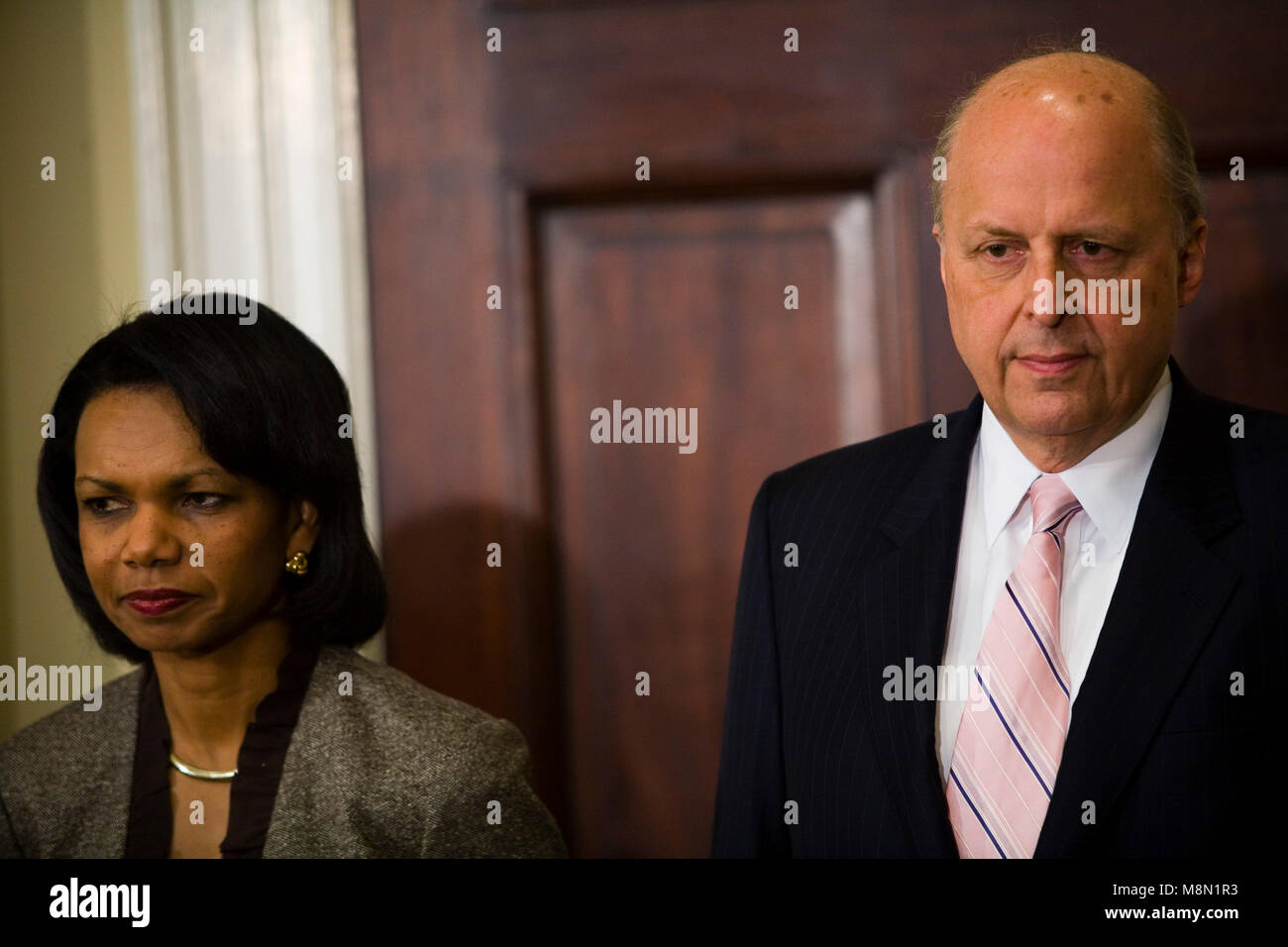 Washington, D.C. - Le 5 janvier 2007 -- La secrétaire d'État américaine, Condoleezza Rice, et directeur du Renseignement National (DNI), John Negroponte, écouter le président américain George W. Bush annonce Mike McConnell va remplacer Negroponte comme DNI. Negroponte va devenir le Sous-secrétaire d'État en vertu de Condoleezza Rice. Crédit : Jay L. Clendenin - Piscine via CNP /MediaPunch Banque D'Images