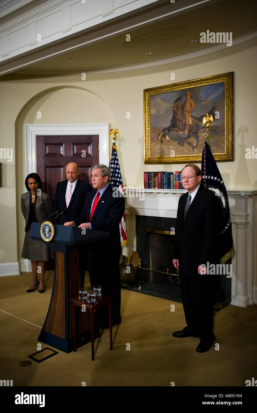 Washington, D.C. - Le 5 janvier 2007 -- Le président des États-Unis George W. Bush annonce Mike McConnell pour remplacer John Negroponte, directeur du renseignement national, comme Negroponte va devenir le Sous-secrétaire d'État en vertu de Condoleezza Rice. De gauche à droite : le secrétaire d'État américaine Condoleezza Rice, directeur Negroponte, le Vice-amiral McConnell, le président Bush. Crédit : Jay L. Clendenin - Piscine via CNP /MediaPunch Banque D'Images