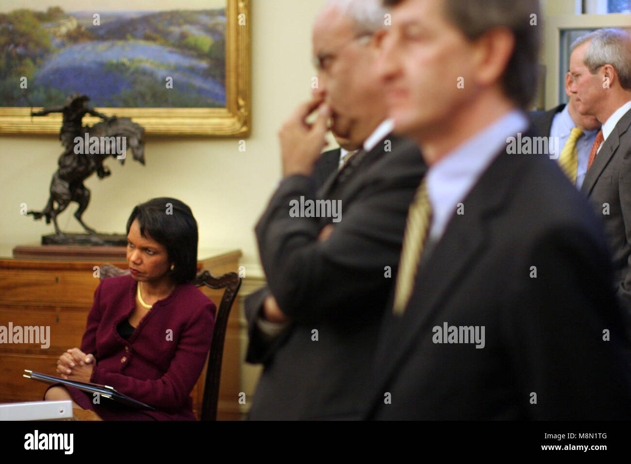 Washington, DC - 19 décembre 2008 -- La secrétaire d'État américaine, Condoleezza Rice est à l'écoute que le président des États-Unis George W. Bush rencontre le président Mahmoud Abbas (Abou Mazen) de l'Autorité palestinienne dans le bureau ovale de la Maison Blanche à Washington DC le vendredi, 19 décembre 2008..Credit : Ken Cedeno / Piscine via CNP /MediaPunch Banque D'Images