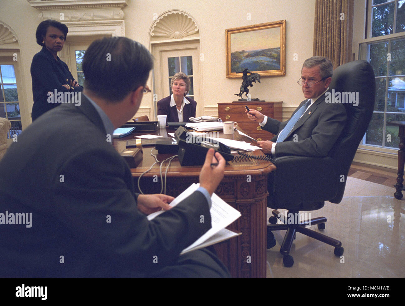 Le président des États-Unis George W. Bush travaille sur son discours à la nation en ce qui concerne le 11 septembre 2001 rédacteur avec Mike Gerson, conseiller en sécurité Nation Dr. Condoleezza Rice, et le conseiller Karen Hughes dans le bureau ovale de la Maison Blanche à Washington, D.C. le Jeudi, Septembre 20, 2001..Crédit obligatoire : Eric Draper - White House par l'intermédiaire de CNP. /MediaPunch Banque D'Images