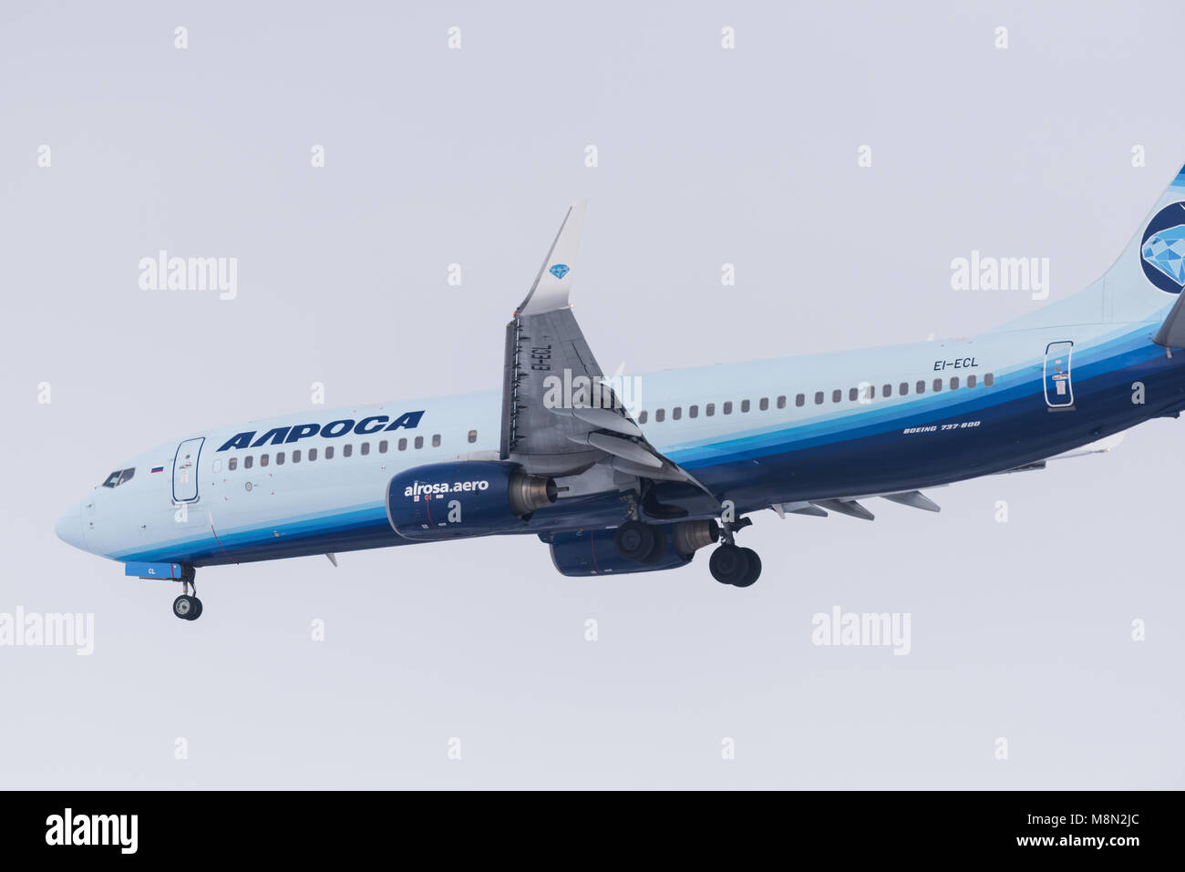 Novosibirsk, Russie - 10 mars 2018 : Boeing 737-86N EI-ECL Alrosa airlines des approches pour l'atterrissage à l'aéroport international Tolmachevo. Banque D'Images
