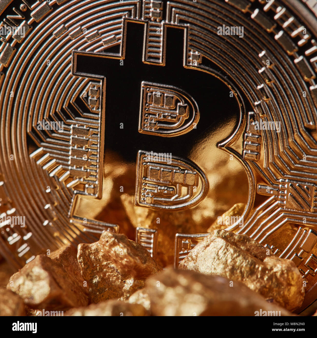 Gros plan du Bitcoin or Médaille d'or et monticules. Cryptocurrency Bitcoin. Banque D'Images