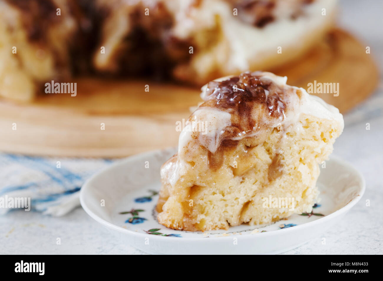 La cannelle fait maison avec des pommes à la crème glacé sur la plaque close up Banque D'Images