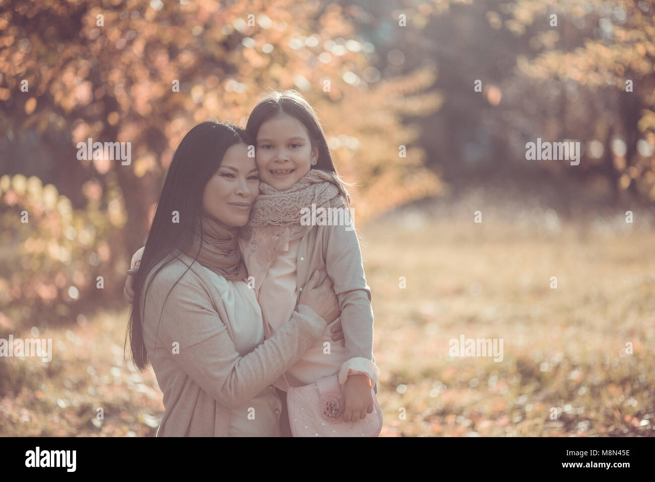 Heureux maman et la fille jouer autumn park Banque D'Images