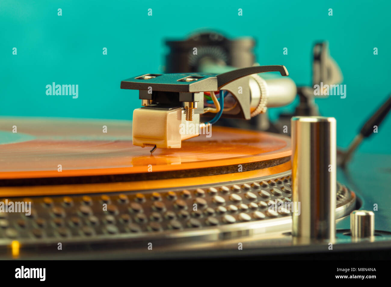 De Gros plan sur l'aiguille de la platine tourne disque vinyle de couleur orange Banque D'Images