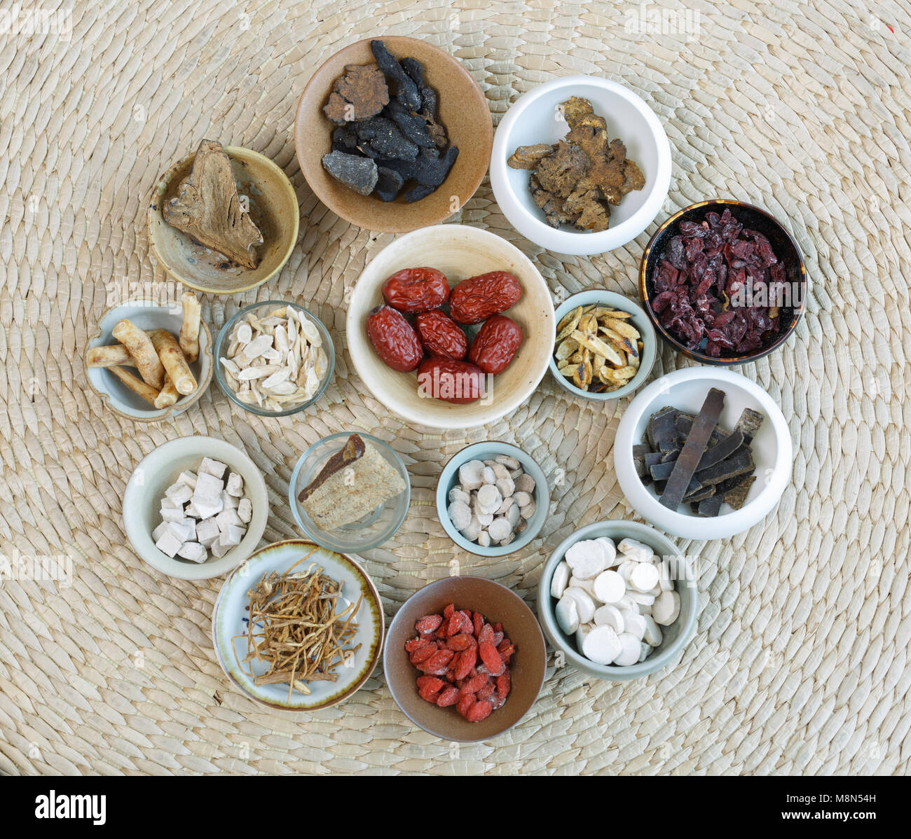 Tous les types de médecine de fines herbes chinoise dans la tasse de porcelaine Banque D'Images
