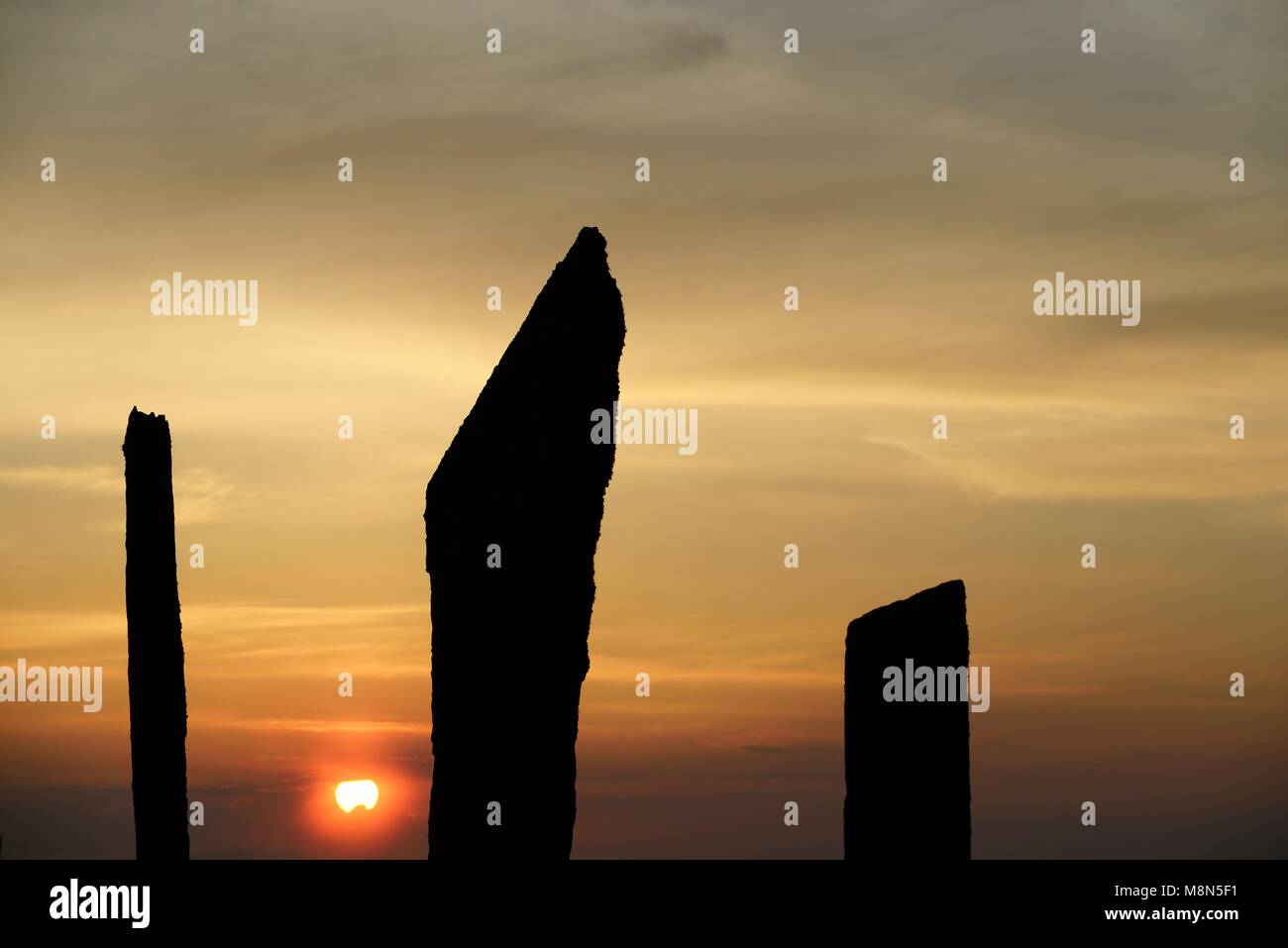 Menhirs de Stenness, Orkney. 5m de haut mégalithes préhistoriques stone henge monument circle. à l'origine de jusqu'à 12 pierres de plus de 5000 ans. Coucher du soleil Banque D'Images