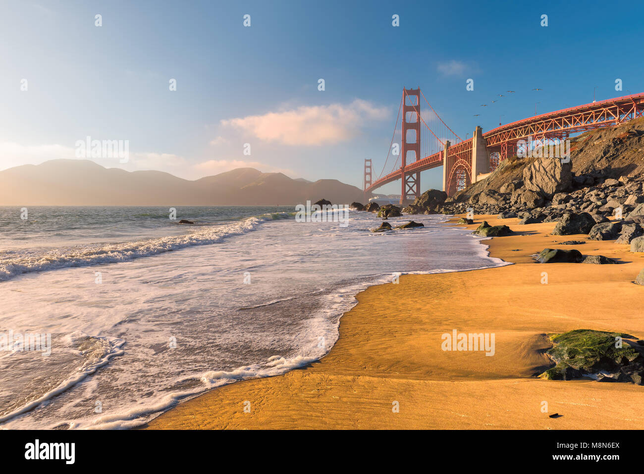 Golden Gate Bridge au coucher du soleil vu de la plage Banque D'Images