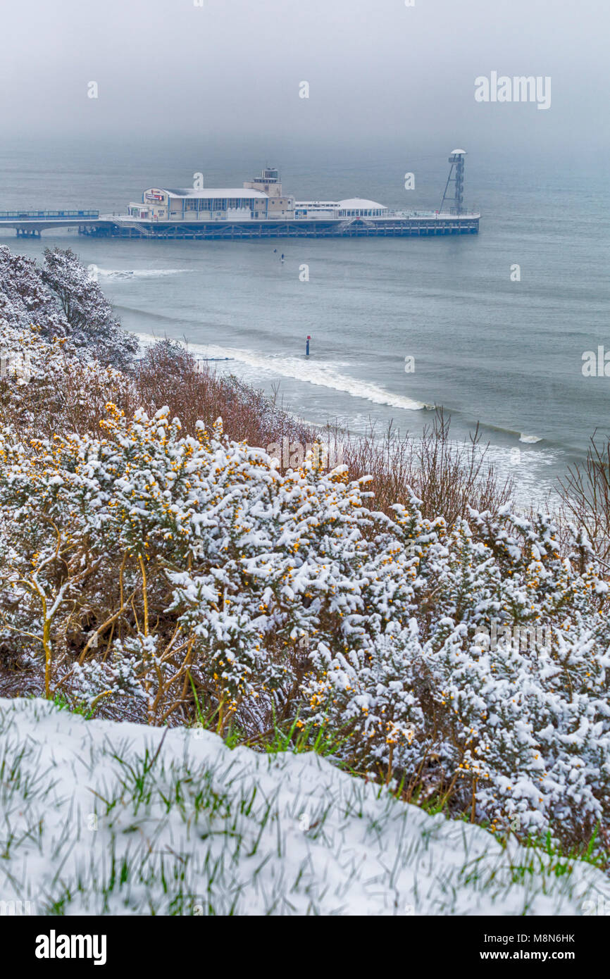 Vue sur la plage de Bournemouth et de la jetée de Bournemouth couvertes de neige, Bournemouth, Dorset, England UK en Mars Banque D'Images