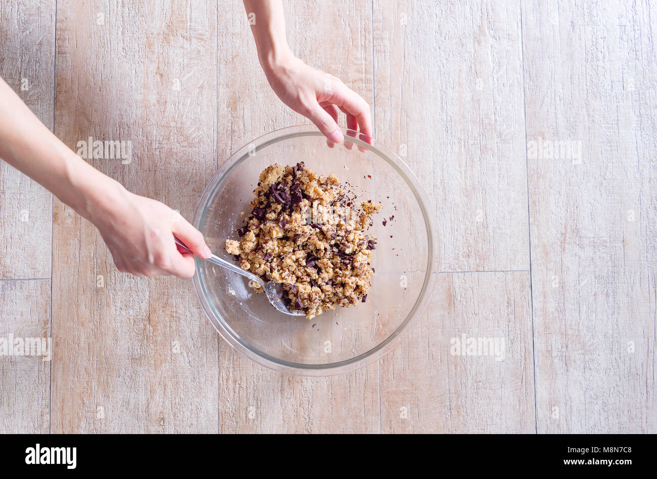 Cuisson Shot. Décisions et Vegan Cookies Paléo dans bol en verre. La Pâte à biscuits. Banque D'Images