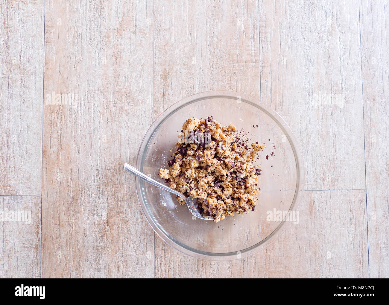 Cuisson Shot. Décisions et Vegan Cookies Paléo dans bol en verre. La Pâte à biscuits. Banque D'Images