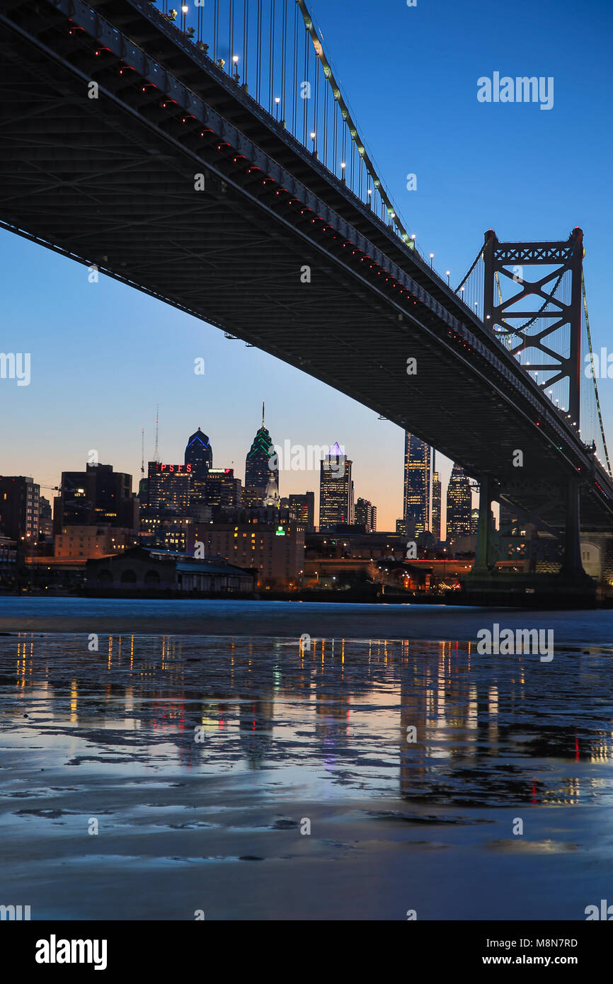 Ben Franklin Bridge accueille les visiteurs à Philadelphie de Camden, NJ et le monde. Banque D'Images