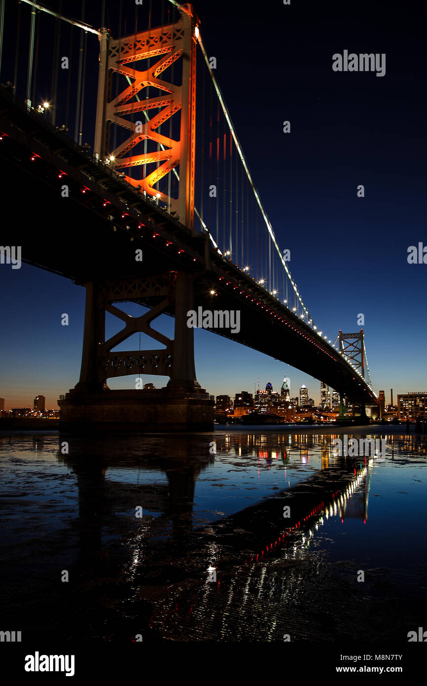 Ben Franklin Bridge accueille les visiteurs à Philadelphie de Camden, NJ et le monde. Banque D'Images