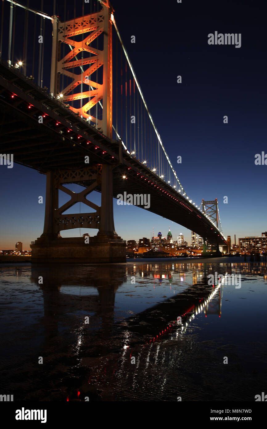 Ben Franklin Bridge accueille les visiteurs à Philadelphie de Camden, NJ et le monde. Banque D'Images