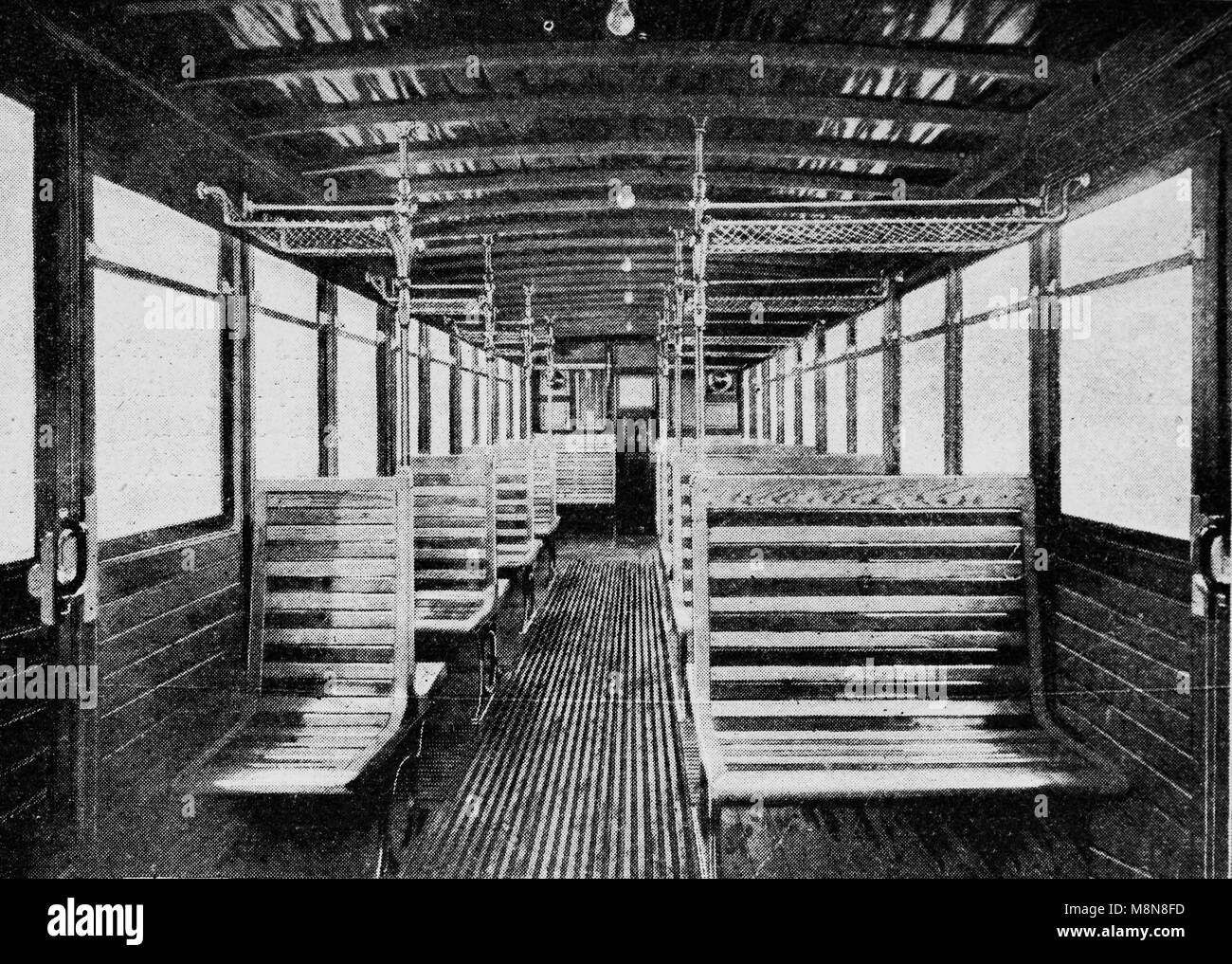 Intérieur d'un wagon de métro de deuxième classe, Paris, Photo de l'hebdomadaire français journal l'illustration, 14 juillet 1900 Banque D'Images