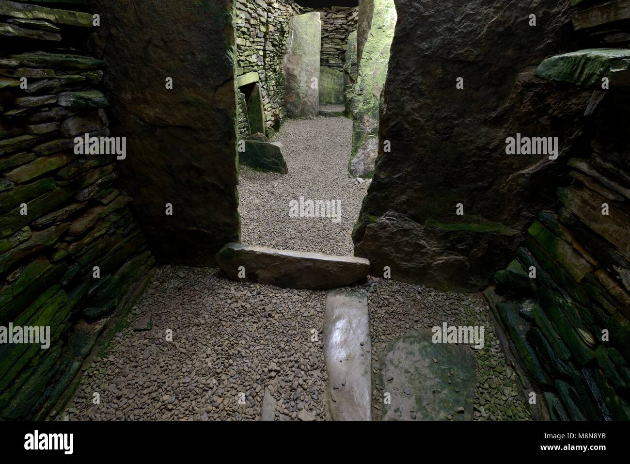 Unstan chambré préhistorique néolithique cairn calé Age de pierre tombe. Les Orcades, en Écosse. L'intérieur. Orkney-Cromarty tombe inhumation commune type Banque D'Images