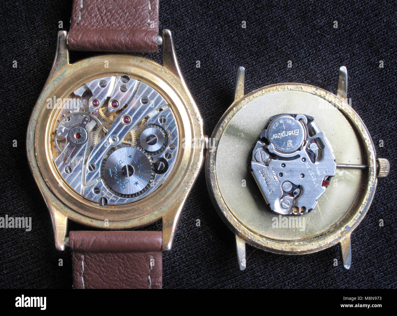 Comparaison de l'intérieur d'une batterie mécanique et quartz watch Banque D'Images