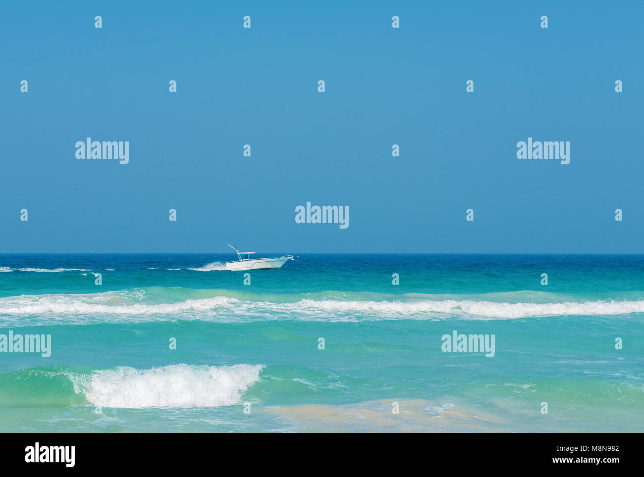 Bateau à moteur à vitesse élevée sur une journée ensoleillée,locations,le repos et le concept de voyage Banque D'Images