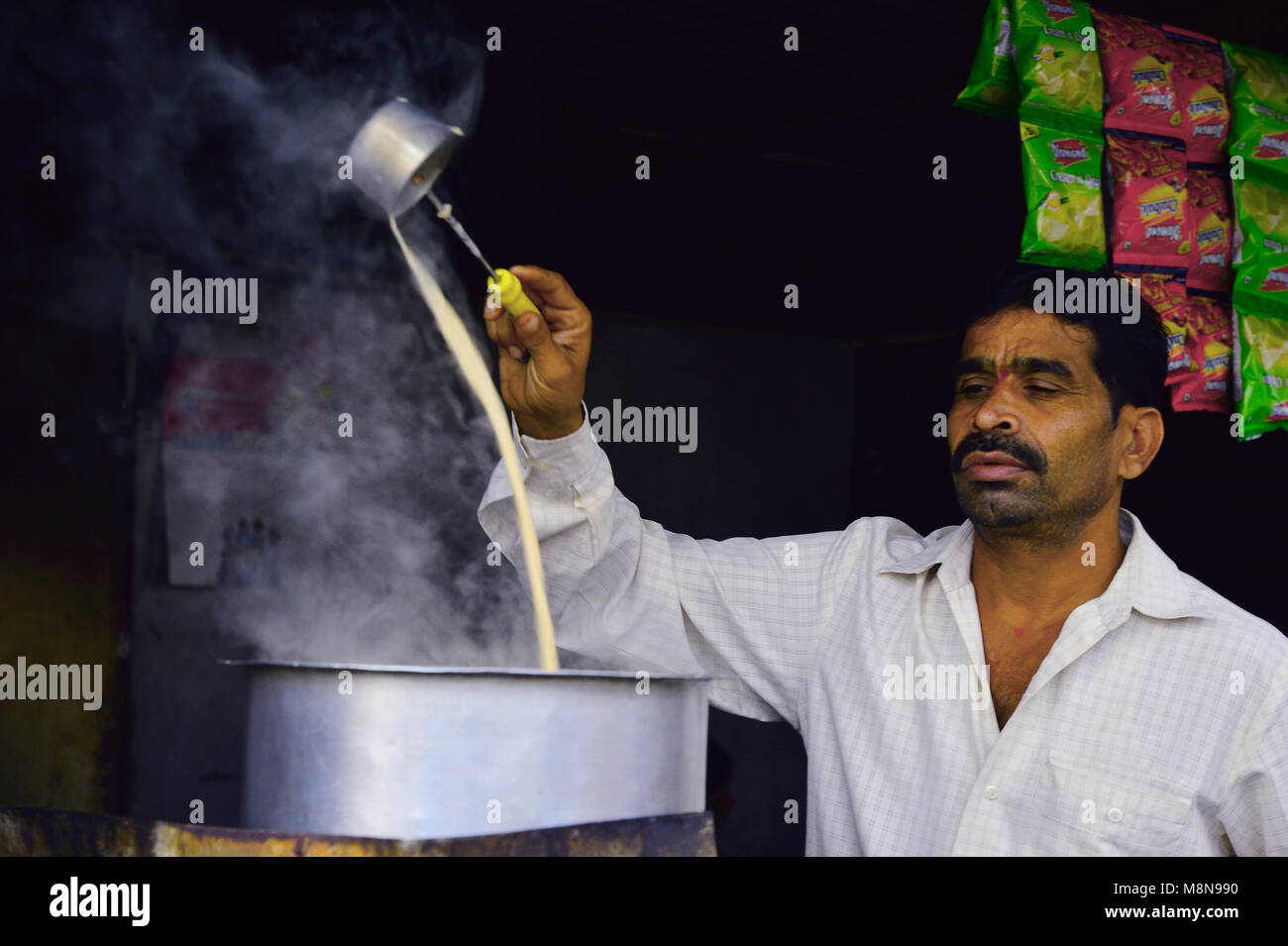 PUNE, Maharashtra, Inde 13 JAN 2018 . Un chai local ou théière verser le thé chaud à un décrochage de thé à Pune Banque D'Images