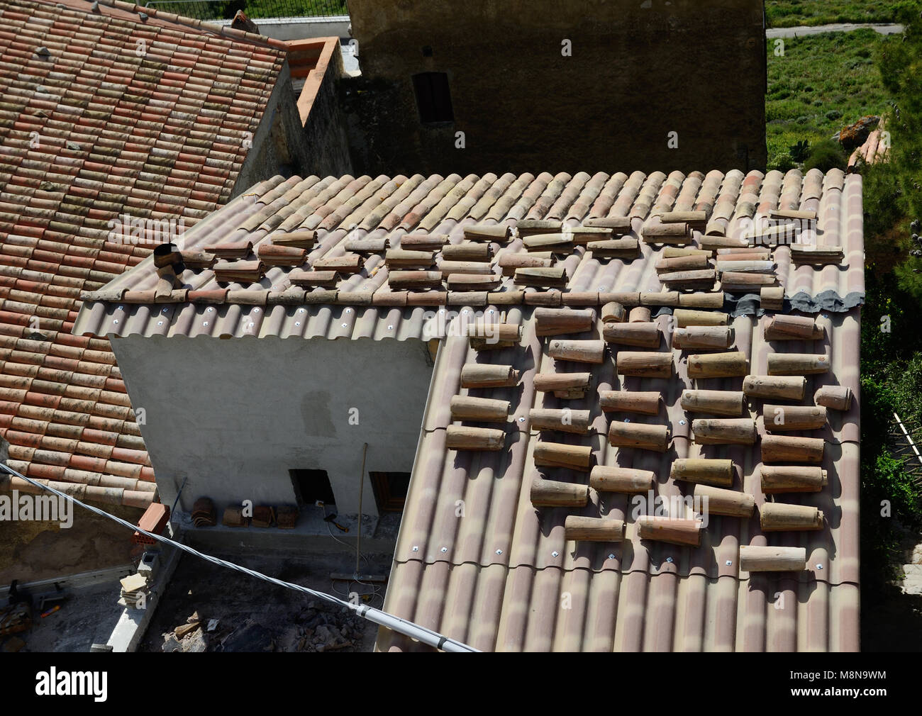 La toiture avec des tuiles de céramique traditionnelle Banque D'Images