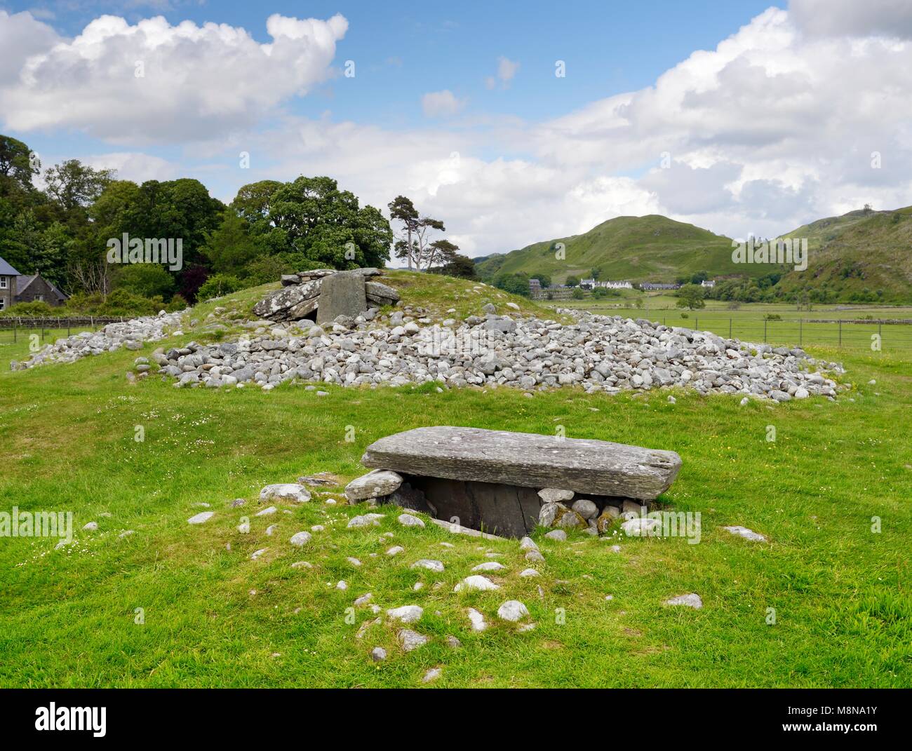 Nether Largie Sud. À côté nord au dessus de ciste type Clyde chambré néolithique cairn. Le plus ancien monument de la vallée de Kilmartin cimetière linéaire Banque D'Images