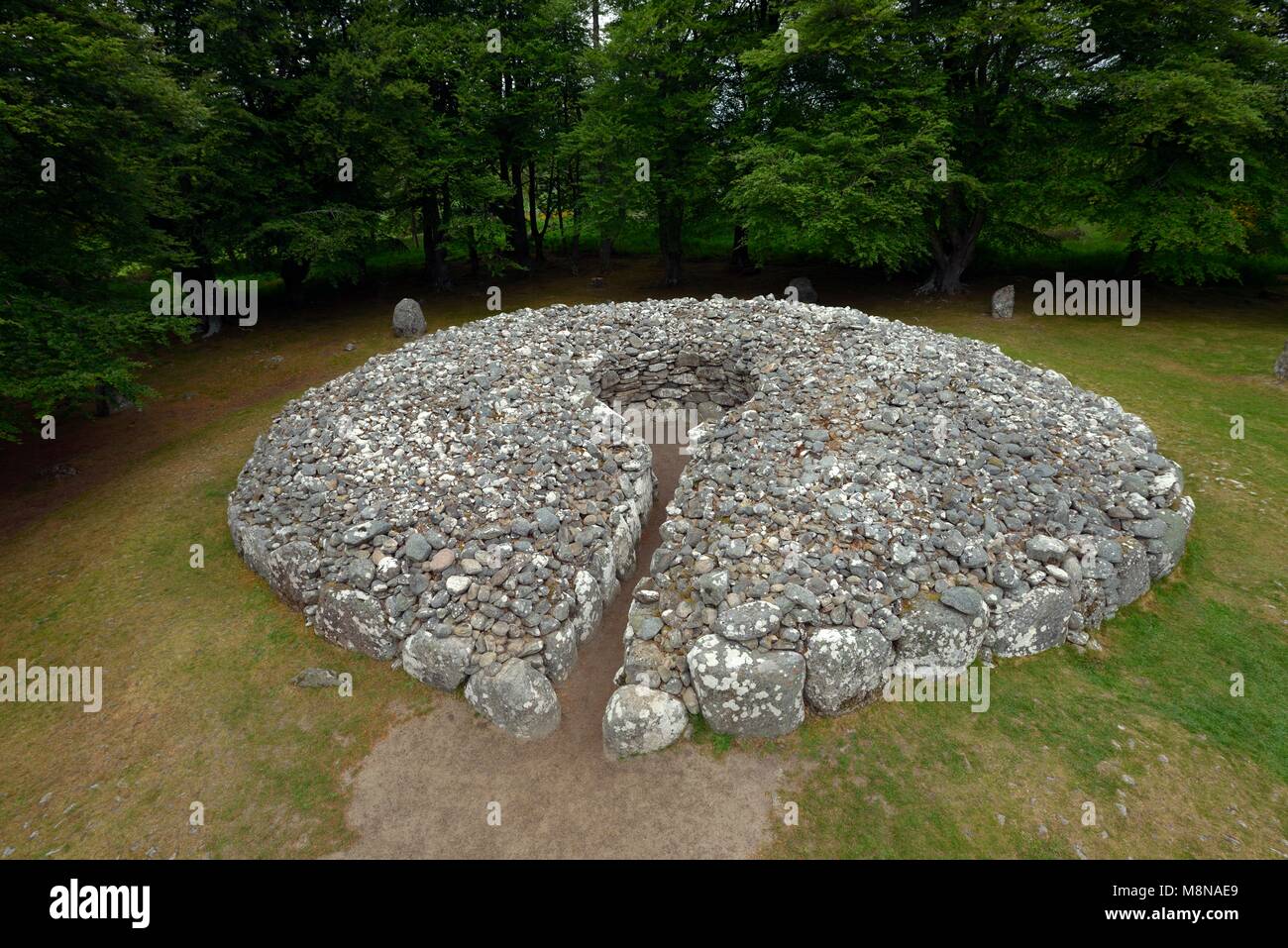 Clava Cairns, Inverness, Écosse. Le passage NE chambré grave cairn et Stone Circle. L'un des nombreux cairns préhistoriques de l'Age du Bronze sur ce site Banque D'Images