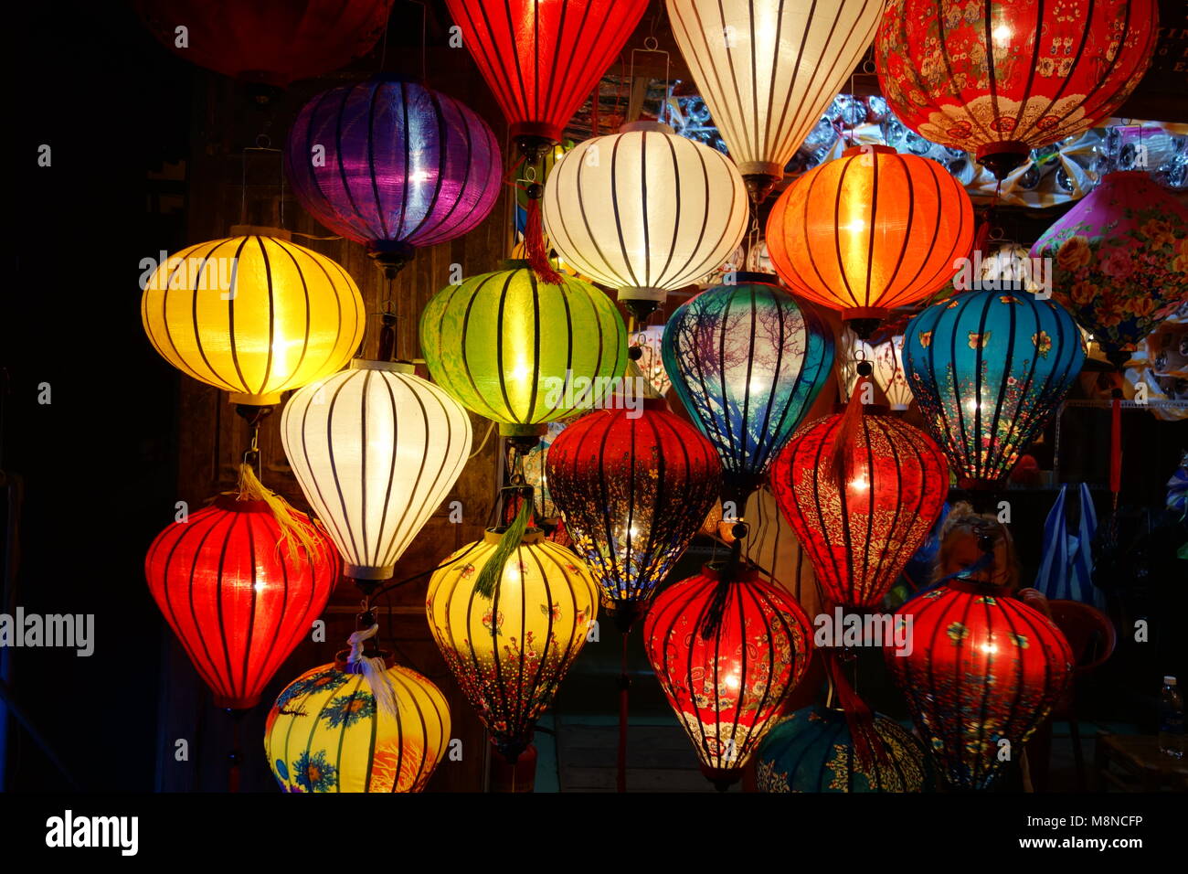 Lanternes colorées dans la nuit à Hoi An marché Vietnam Banque D'Images Lanternes colorées dans la nuit à Hoi An marché Vietnam Banque D'Images