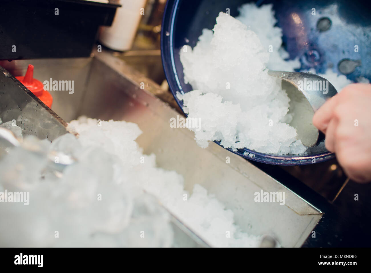 Boules de glace d'argent dans un grand seau rempli de glace Banque D'Images