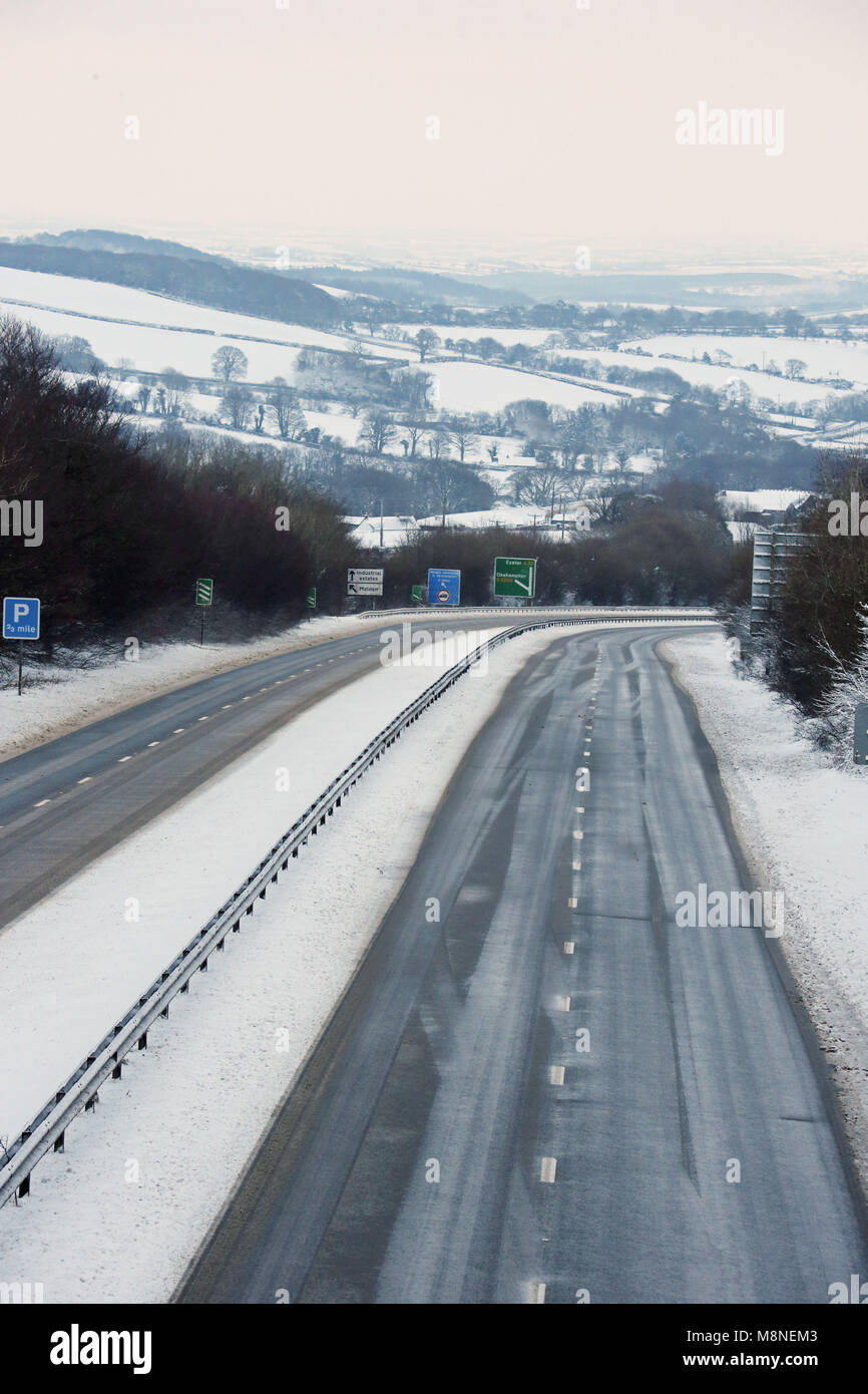 L'A30, près d'Okehampton à Devon, qui a été frappé par la neige qui a frappé pendant la nuit, Devon et la police de Cornwall ont déclaré, avec des conditions qui « changent rapidement de passable à impossible ». Quelque 64 miles de route entre la M5 à Exeter et la A38 à Bodmin ont été fermés alors que les officiers et la Highways England ont dégagé l'itinéraire. Banque D'Images