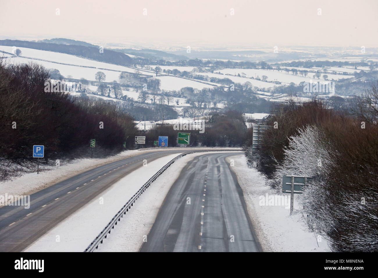 L'A30, près de Okehampton Devon, qui a été frappée par des "neige" du jour au lendemain, Devon et Cornwall, a annoncé la Police de conditions "change rapidement de passables à impossible". Quelque 64 kilomètres de route entre la M5 à Exeter et l'A38 à Bodmin ont été fermées à la suite alors que les agents et les routes de l'Angleterre a ouvert la voie. Banque D'Images