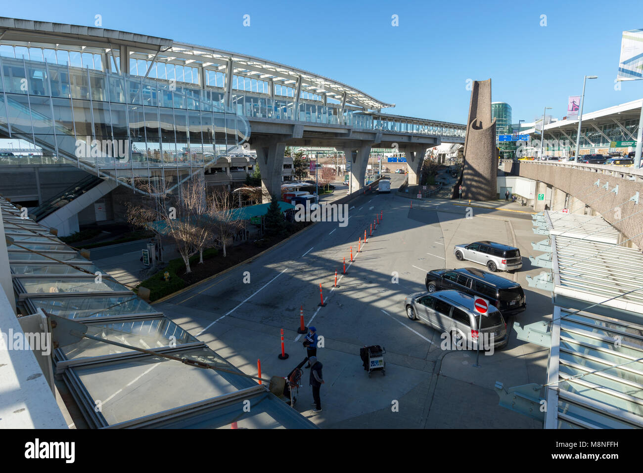 En dehors de la station de métro aérien de l'Aéroport International de Vancouver, en Colombie-Britannique. Banque D'Images